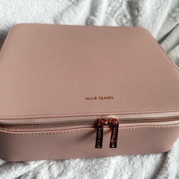 Allie Glinda pink makeup package - Picture 10 of 15